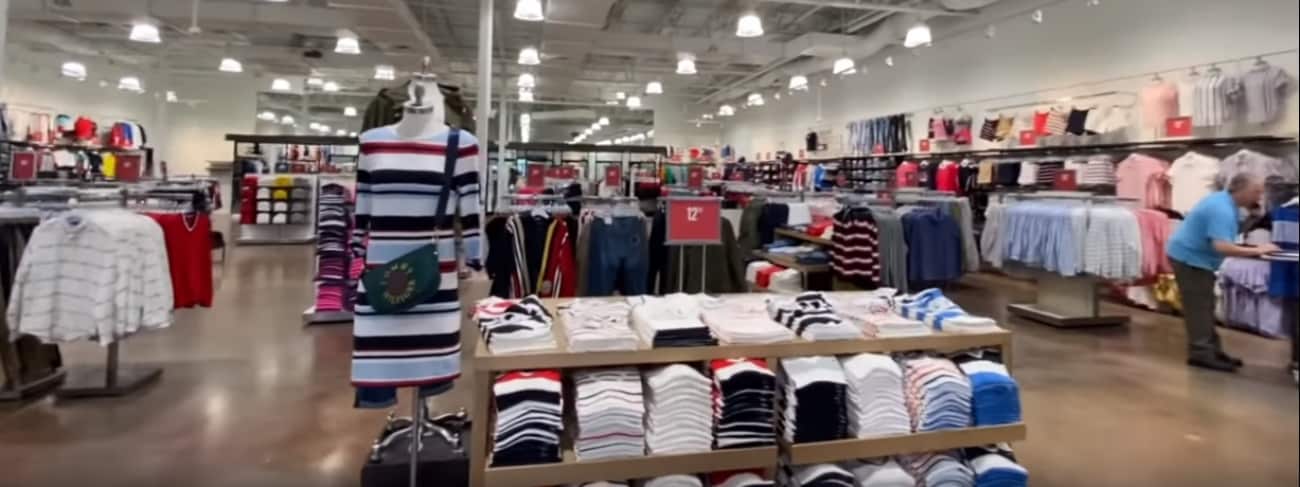 How to get to Tommy Hilfiger Outlet Store in Boston by Bus or Train?